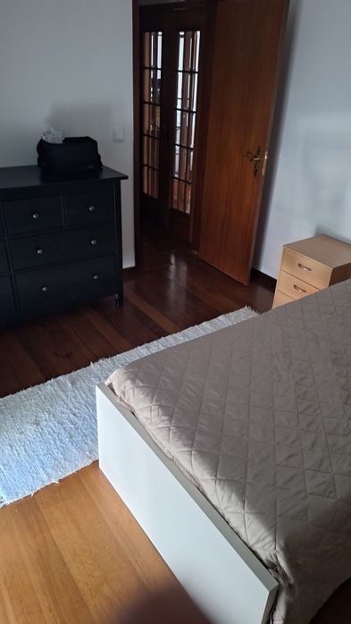 Aluga-se quarto a senhoras e estudantes