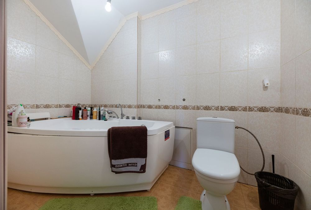 Без% Продається двоповерховий чотирикімнатний будинок дім, Лебедівка.