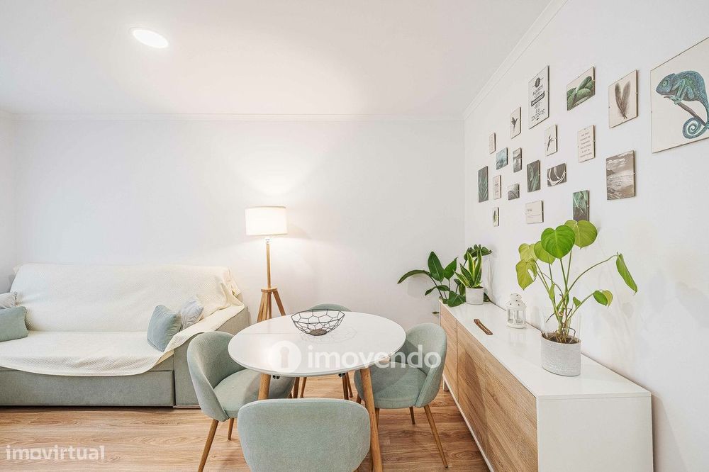 Apartamento T2 totalmente renovado, com cozinha equipada, na Amadora