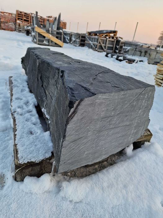 Czarny łupek monolit kamienny kamień naturalny gigant