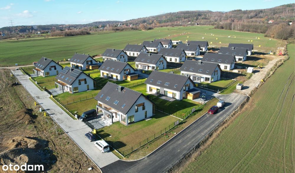 Dom z wiatą samochodową z osobnym wjazdem i dużym prywatnym ogrodem