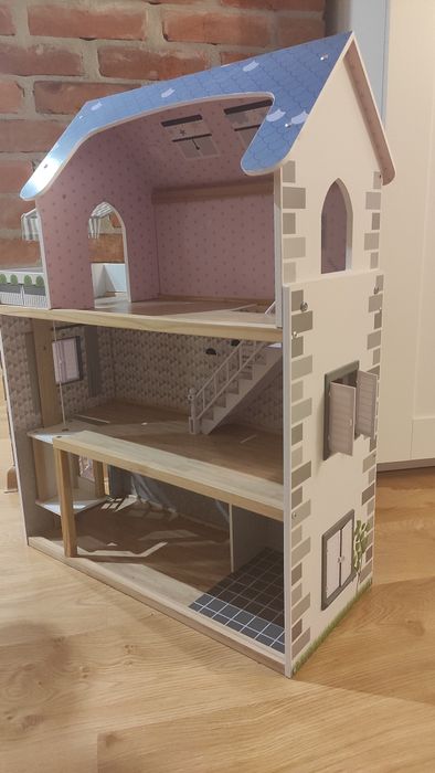Domek dla lalek z wyposażeniem