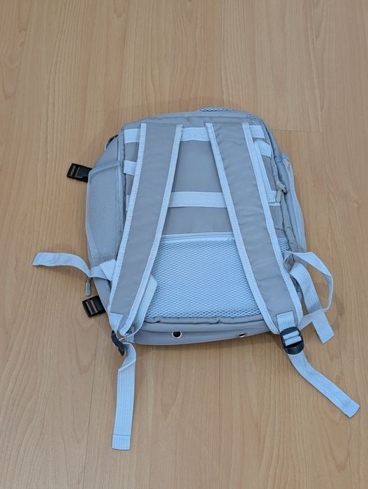 Mochila cinzenta, tamanho de bagagem de mão.