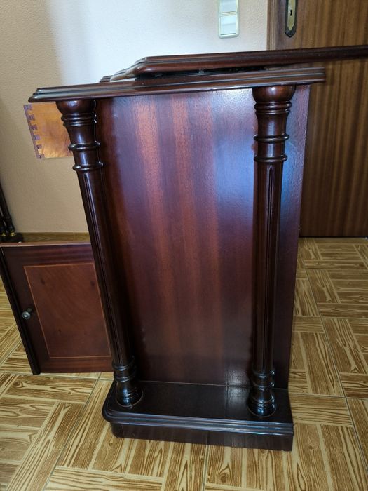 Armário arrumação e televisão em madeira.