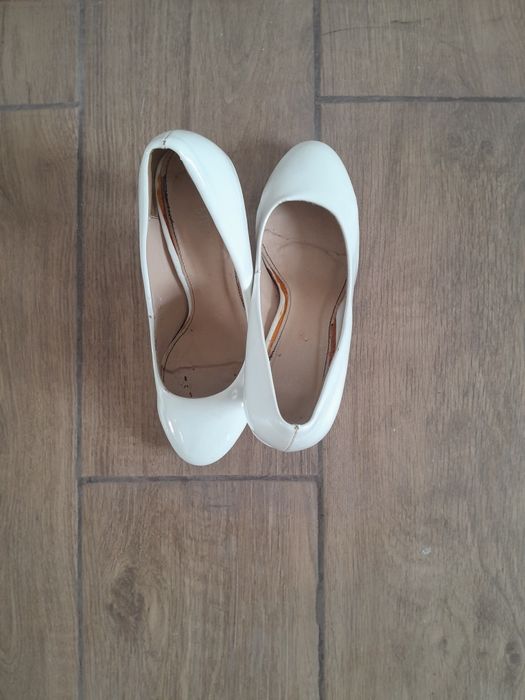 Білі туфлі на платформі