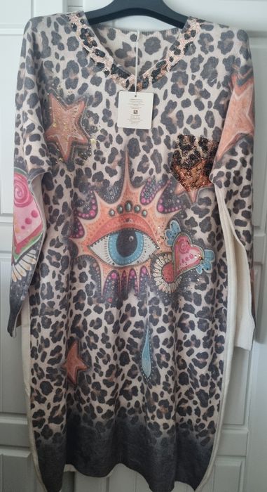 Vestido comprido, de malha, estampado "animal print" com olho. TU