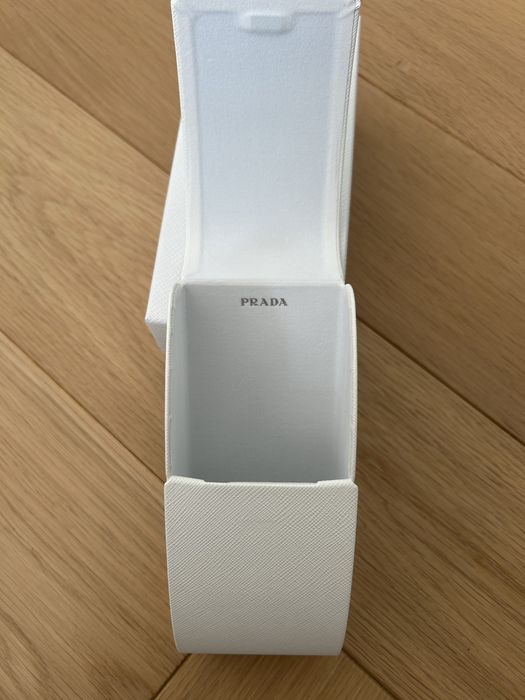 Etui na okulary i pudelko Prada