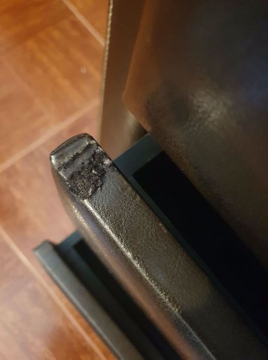 Cómoda em pele falsa