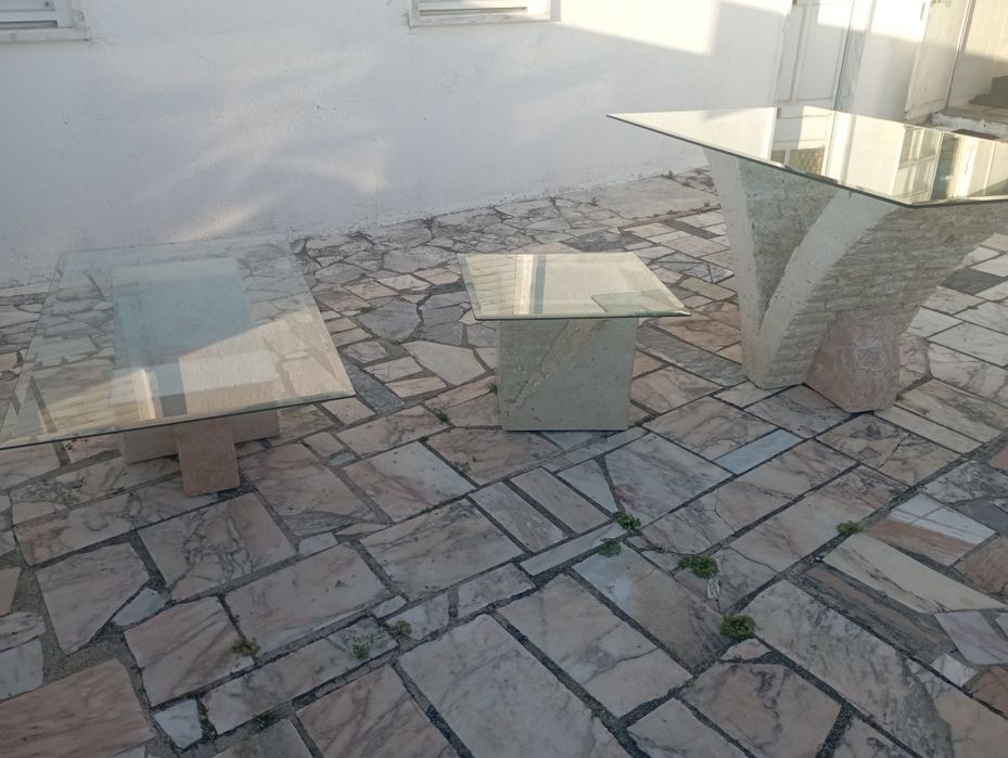 Conjunto de mesas de pedra e vidro
