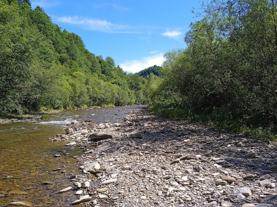 Продам земельную ділянку в Карпатах буля річки Уж.