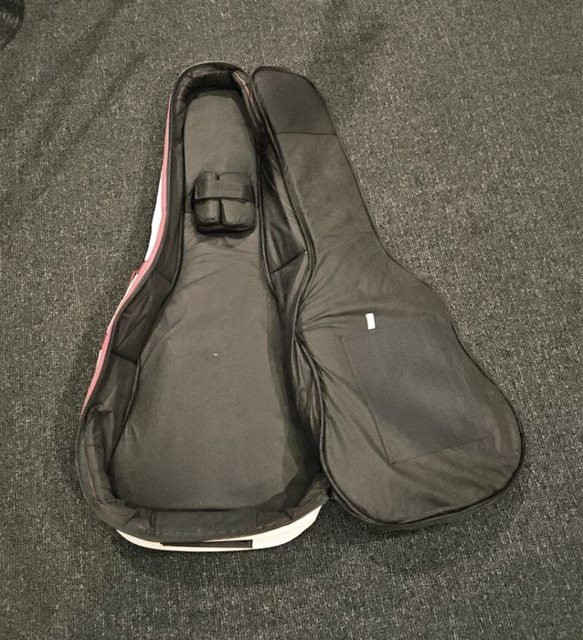 Luksusowy pokrowiec na gitarę.