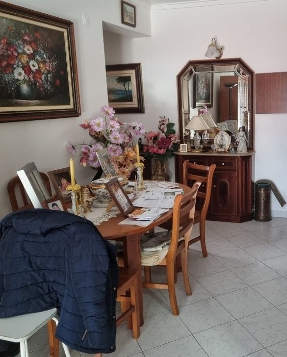 Mesa de sala em madeira com 4 cadeiras