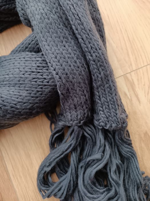 Długi ciepły damski granatowy szal z frędzlami 2,5 m 250 cm