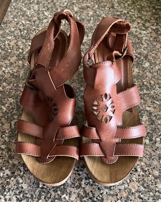 Sandálias em pele castanha - Calçado Guimarães