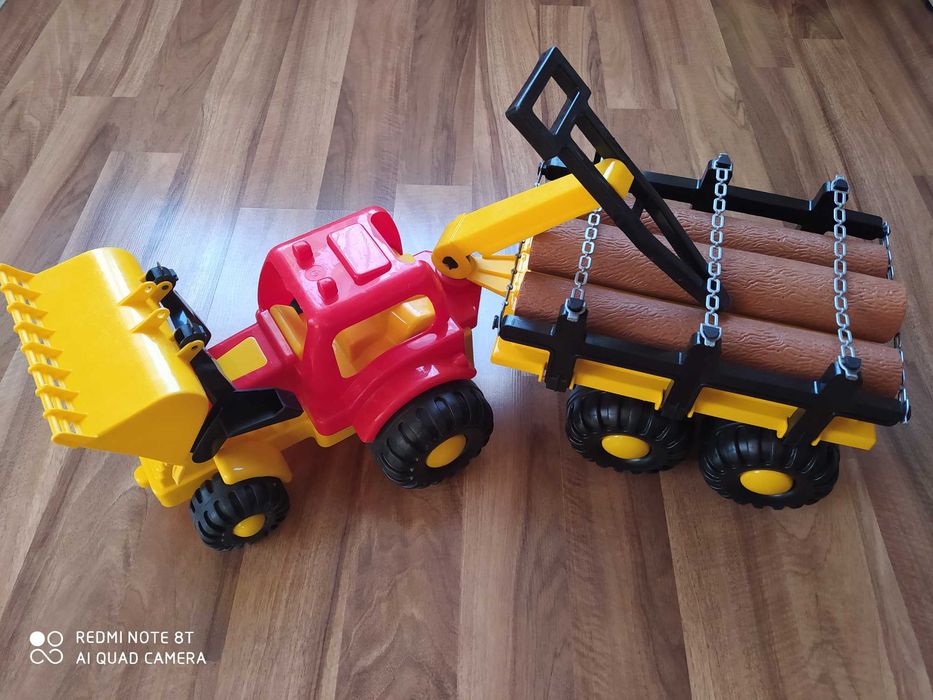 Zabawka- duży traktor z przyczepą drewna