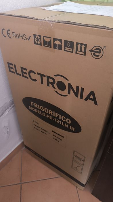 Frigorífico novo na caixa