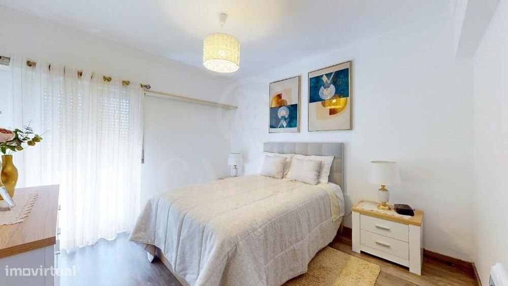 Apartamento T2 totalmente remodelado, com garagem e arrecadação, em Ca