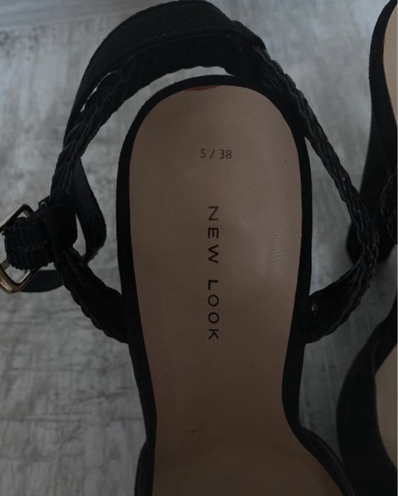 czarne buty na obcasie