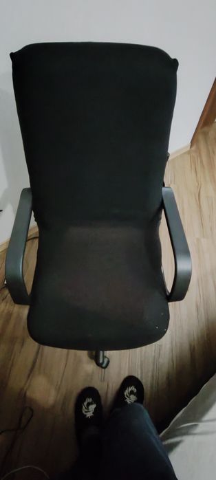 Крісло комп'ютерне шкіряне.