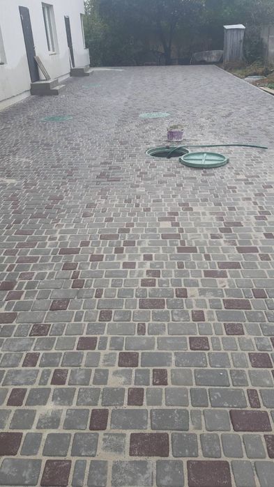 Укладання тротуарної плитки. Укладка тротуарной плитки. Доступні ціни!