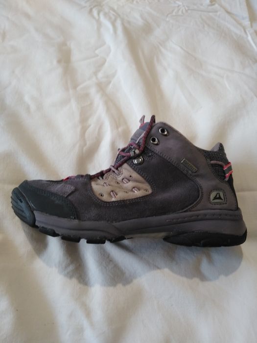 Кросівки Clarks "gore-tex" р. 35,5 - 36. (в гарному стані)  600грн