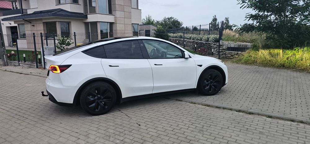 Tesla Y CESJA LEASINGU – Tesla Model Y Long Range AWD, 7 osób, hak, PL salon -