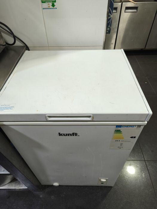 Uma arca congeladora média,um frigobar,uma assadeira de frango serve também como grelhadora uma máquina registradora
