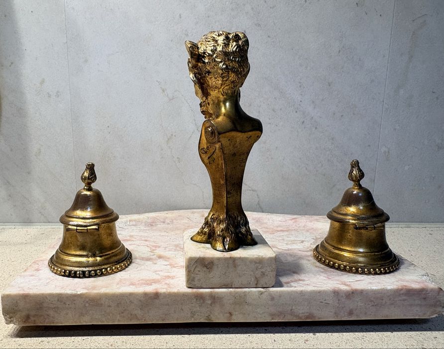 Raro tinteiro francês “fauno” de “Caron” em bronze dourada e mármore