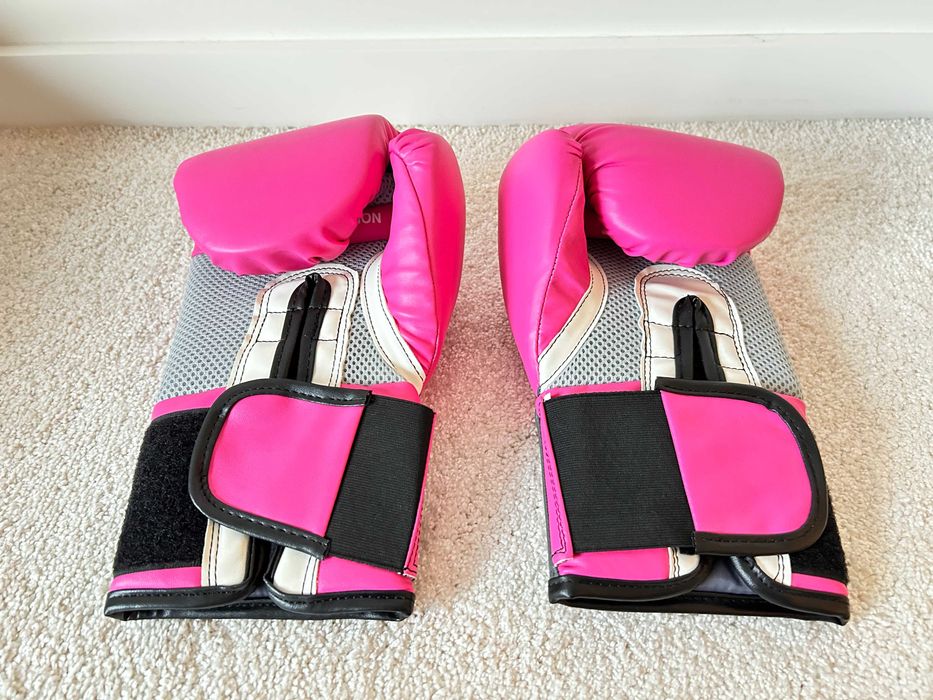 Luvas de boxe cor-de-rosa novas