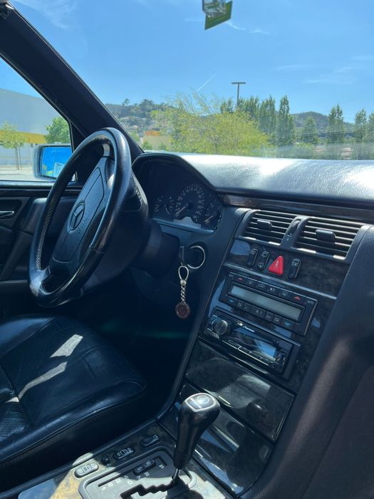 MERCEDES-BENZ E300 Avantgard