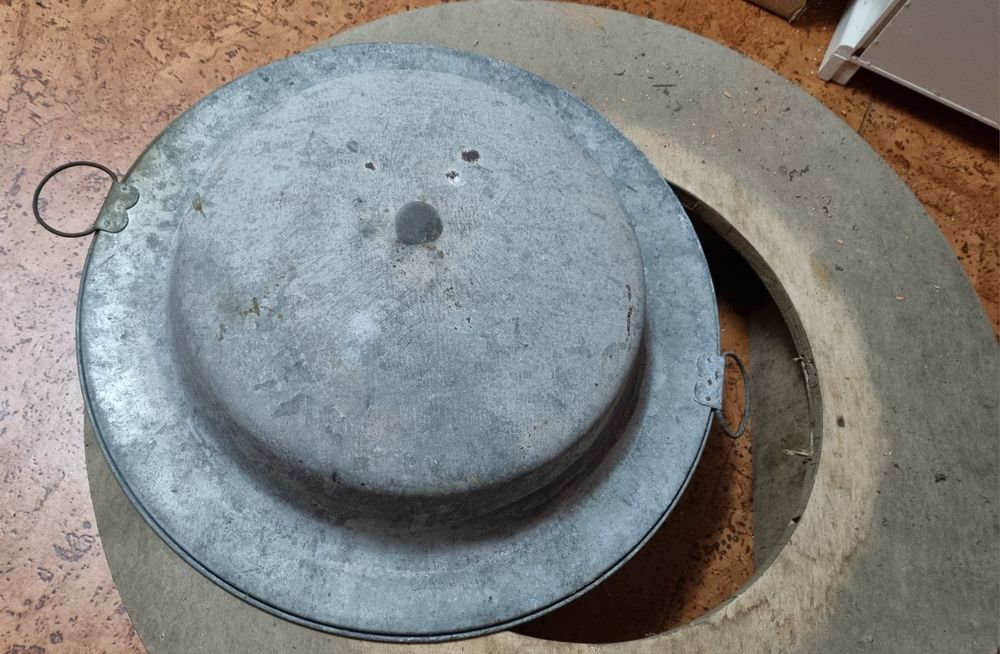 Braseira antiga com suporte em madeira