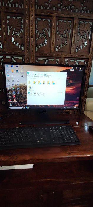 Komputer gamingowy z monitorem