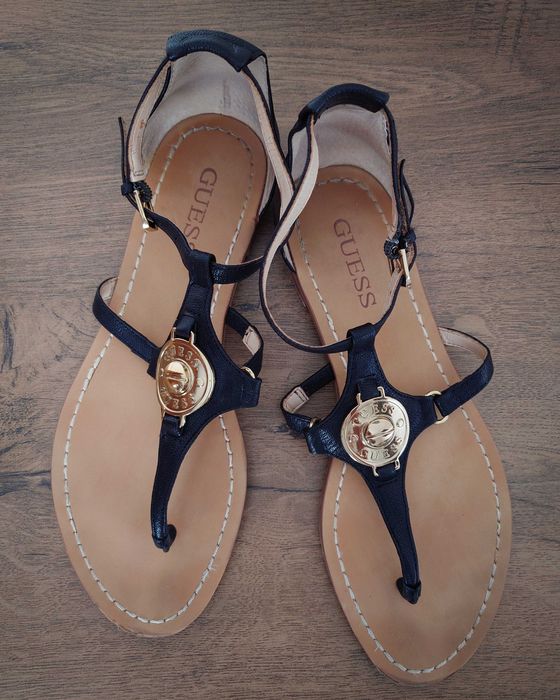 Чорні шкіряні сандалі Guess, женские кожаные босоножки Guess,вьетнамки