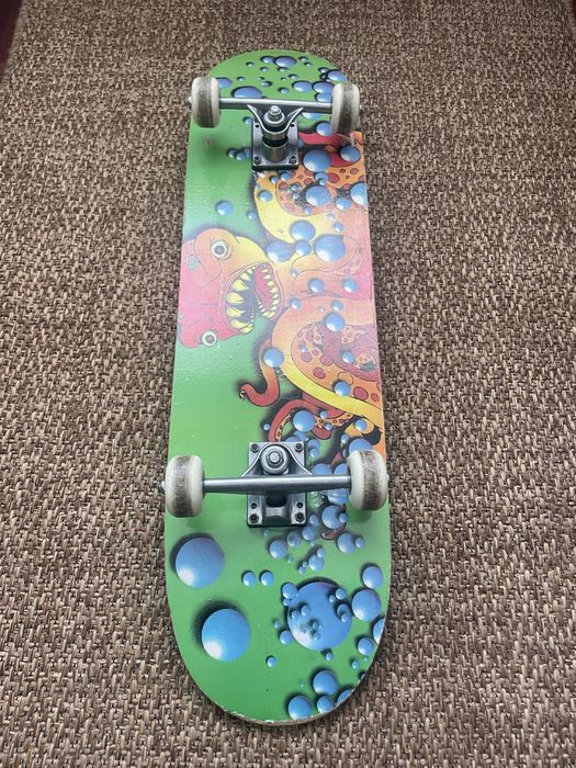Skate verde com monstro usado
