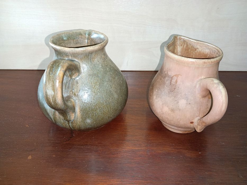 Par de canecas vintage em barro vidrado, com 12cm altura.
Perfeito est