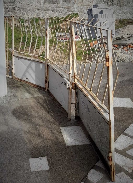 Portão de três folhas em ferro