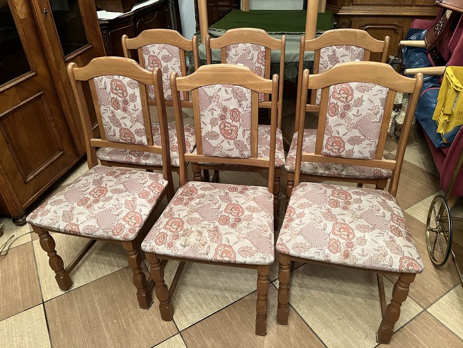 Krzesla w ladnym wzorze