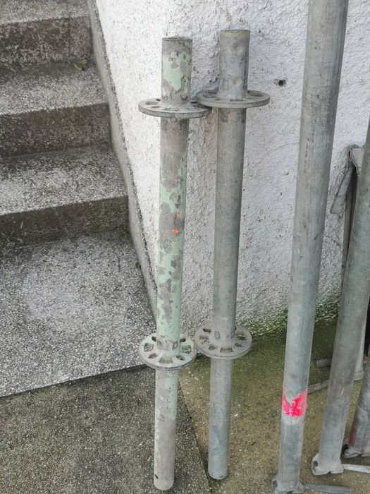 Várias travessas de andaime