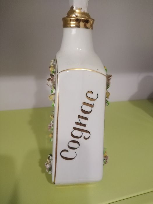 Garrafa antiga, com flores em alto relevo