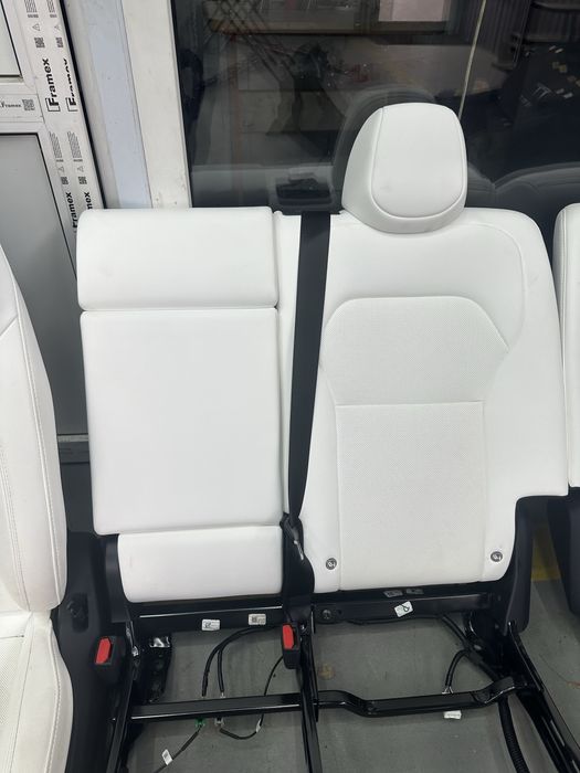 Сидіння салон Tesla model Y Juniper 2026 білий