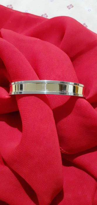 Pulseira dourada e prateada