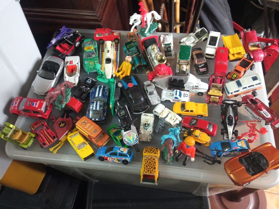 Carros carrinhos e carrões em metal.