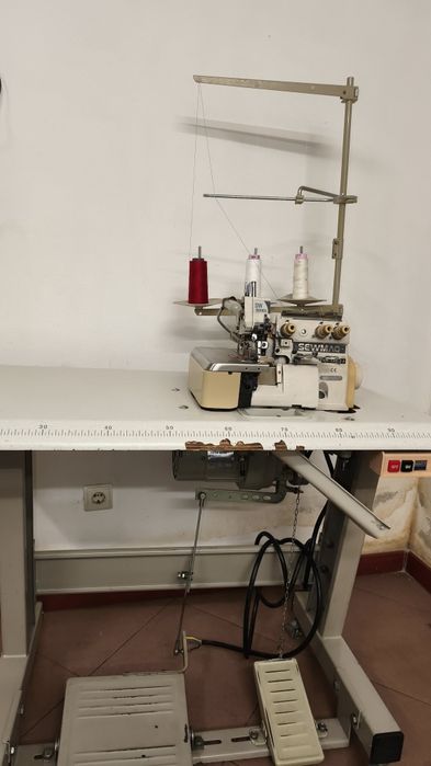 Máquina costura de corte cose (fazer rolinho)
