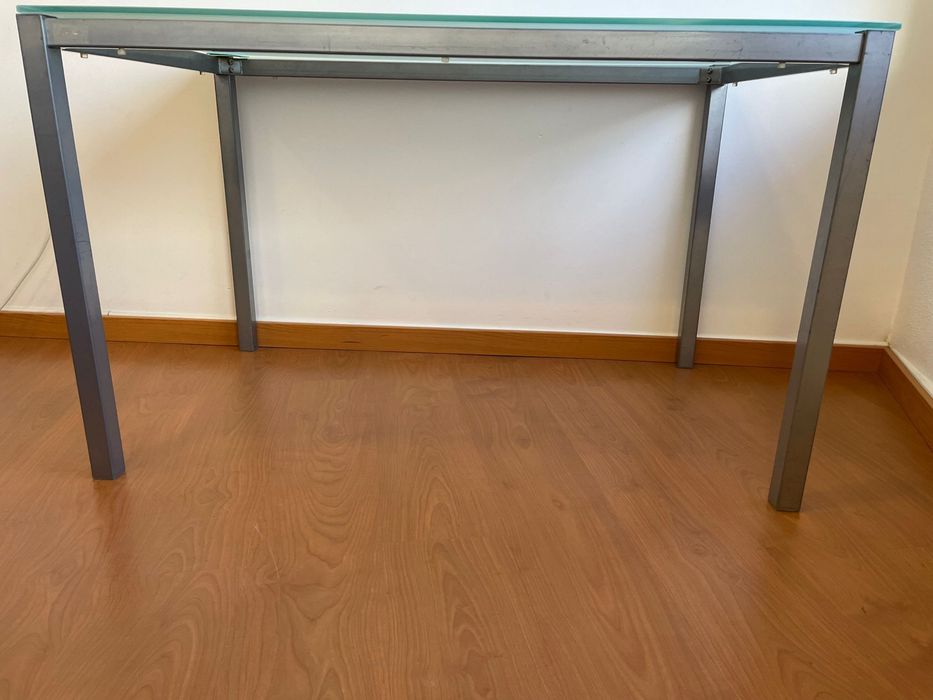 Mesa de cozinha com vidro fosco