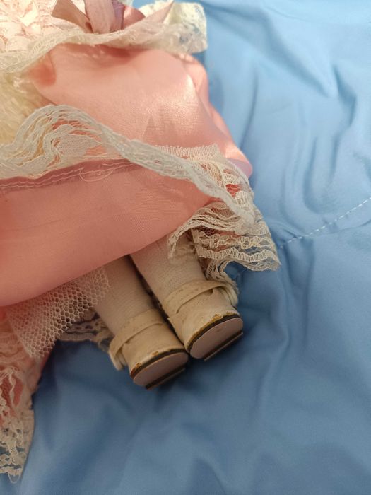 Boneca porcelana loira com vestido rosa