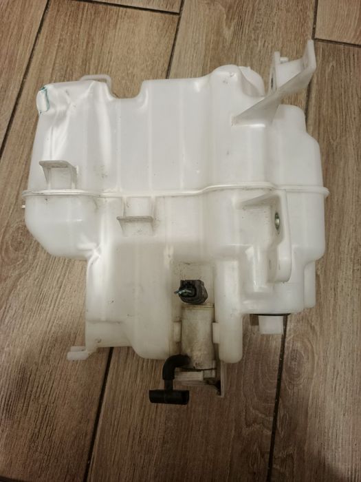 Бачок омывателя мазда6/3.