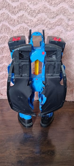 Duży robot z figurka Batmana