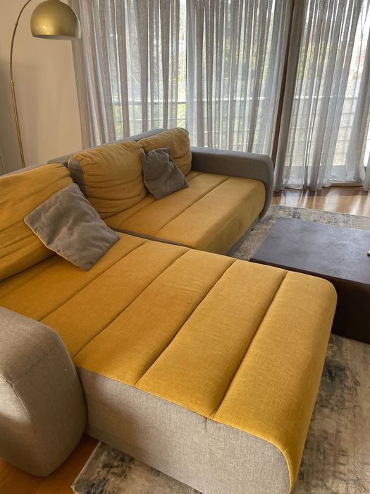 Sofá com chaise long e arrumação