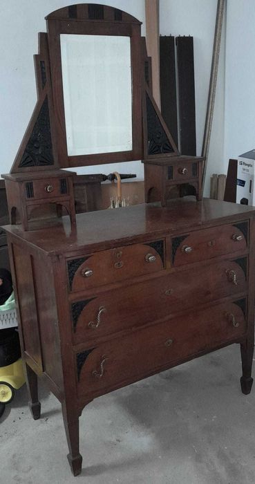 Cómoda antiga artesanal