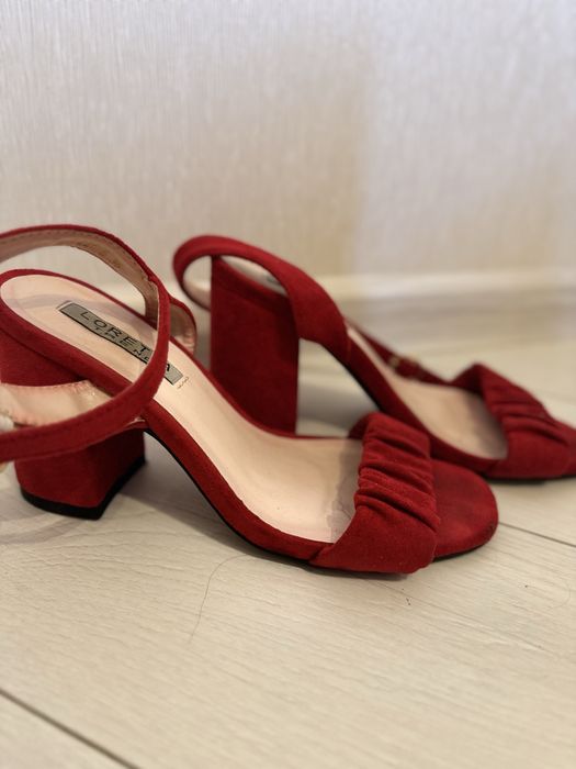 Жіночі босоніжки червоного кольору